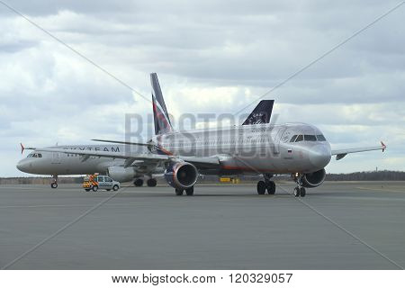 Boeing 737 Next Gen (VT-JBK) Jet Airways taxiing out. The Airport of Abu Dhabi