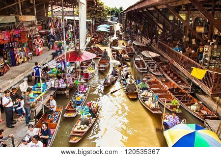 RATCHABURI, THAILAND - JAN 21, 2016 : Floating markets on Jan 21, 2016 in Damnoen Saduak,Ratchaburi Province, Thailand. Until recently, the main form of trade, now mostly a tourist attraction.