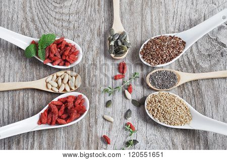 grains Chia. Flax seeds. Pumpkin seeds. Sesame seeds. Pine nut. Goji berries.