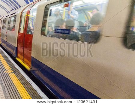 Train Departs From The South Kensington Metropoliten And District Railway Station