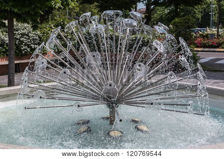 Fountain With Semi Spherical Shaped Spray