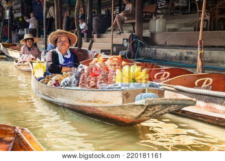RATCHABURI, THAILAND - JAN 21, 2016 : Floating markets on Jan 21, 2016 in Damnoen Saduak,Ratchaburi Province, Thailand. Until recently, the main form of trade, now mostly a tourist attraction.