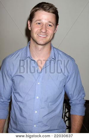 SAN DIEGO - JUL 22: Benjamin McKenzie w Konwencie Comic-Con 2011 - dzień 2 w klasztorze San Diego