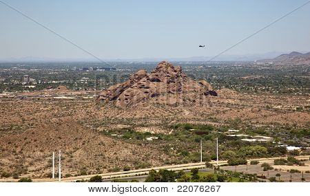 Helikopter Papago Buttes üzerinde