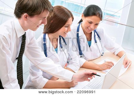 Équipe de médecins travaillant ensemble