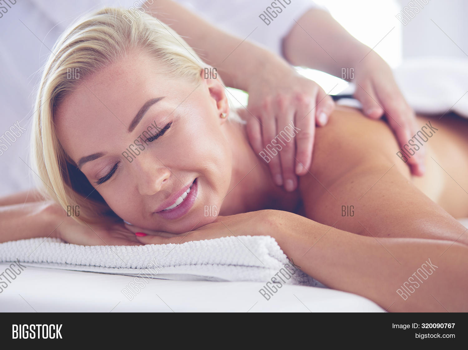 Возбуждающий массаж от богдана. Женский массаж. Самсонов дмитрий массаж18+. Классический массаж. Массаж спины.