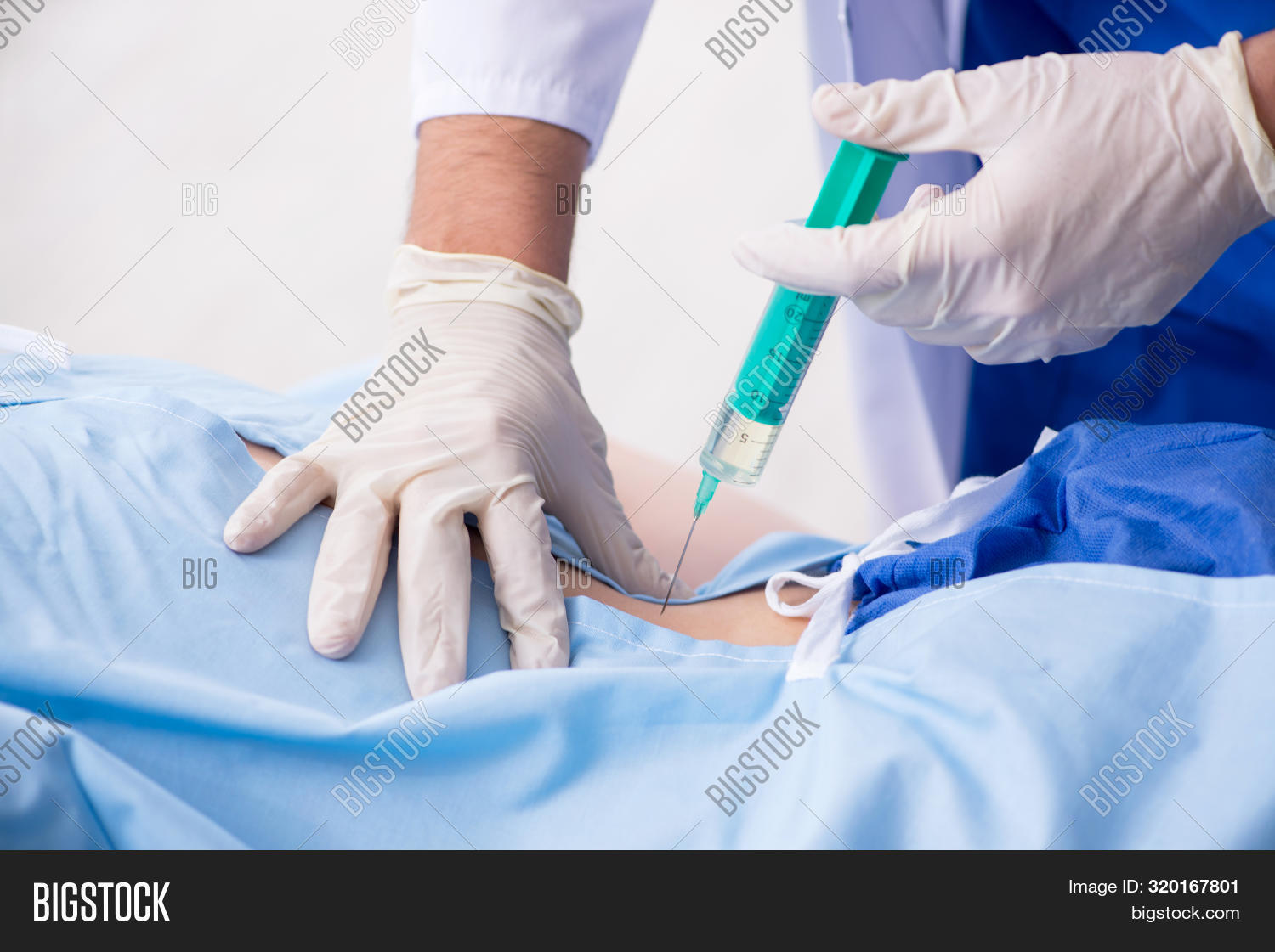 укол прививка. инъекция в ягодицу. ). в каких клиниках делают уколы. шприц.