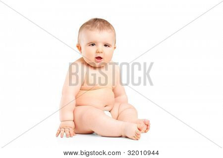 9 개월 된 아기 기저귀 앉아 흰 배경에 고립