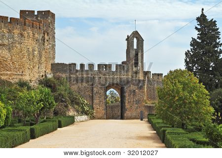 L'ingresso alla fortezza dei Cavalieri Templari. Parete protettiva fortezza che circonda il dilapi
