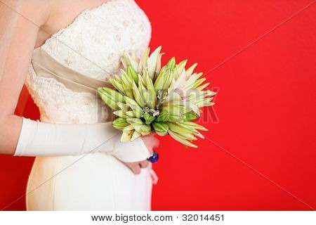 lilyum buketi kırmızı zemin üzerine eller genç gelinin