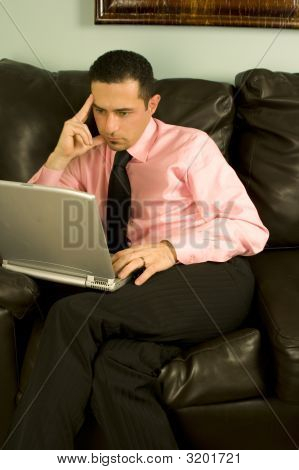 Uomo d'affari di lavoro sul divano