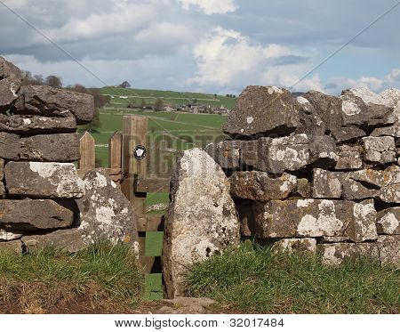 Stile pěšina v suché kamenné zdi