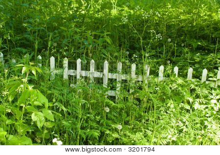 Fából készült kerítés a fűben