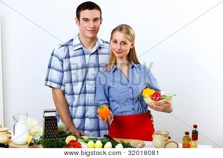 หนุ่มสาวสามีภรรยากัน coooking ที่บ้าน