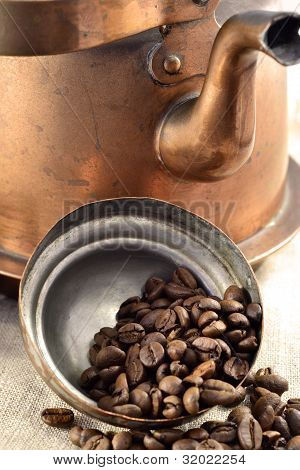 コーヒー豆は鍋蓋の内側