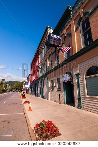 Warren, Pennsylvania, Usa 8/30/2019 Businesses On Pennsylvania Avenue West Including The American Le
