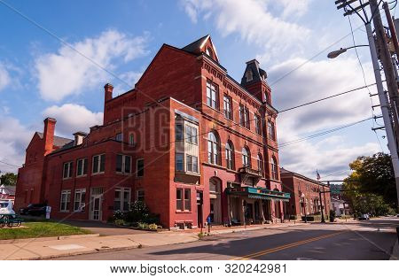 Warren, Pennsylvania, Usa 8/30/2019 The Struthers Library Theater On West Third Street, First Opened