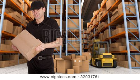 유통 창 고에 소포를 들고 배달원