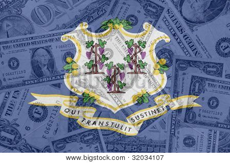 Nos bandera del estado de Connecticut con billetes de dólar transparente en segundo plano