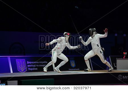 KIEV, UKRAINE - APRIL 14, 2012: Italiensk holdet før kampen for tredje sted under verden fægtning Cha