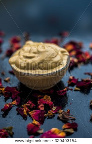 Ubtan/face Mask/face Pack Of Multani Mitti Or Fuller's Earth On Wooden Surface In A Glass Bowl Consi