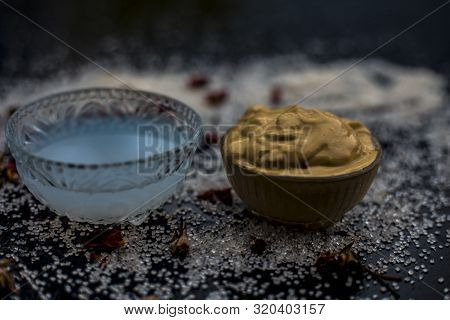 Ubtan/face Mask/face Pack Of Multani Mitti Or Fuller's Earth On Wooden Surface In A Glass Bowl Consi