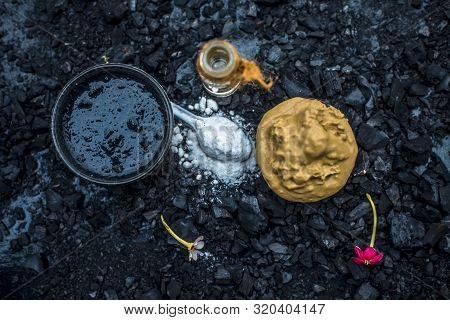 Activated Charcoal Face Mask Consisting Of Bentonite Clay Or Fuller's Earth Or Multani Mitti Or Mulp