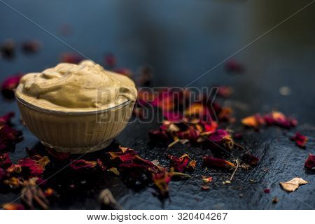 Ubtan/face Mask/face Pack Of Multani Mitti Or Fuller's Earth On Wooden Surface In A Glass Bowl Consi