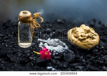 Activated Charcoal Face Mask Consisting Of Bentonite Clay Or Fuller's Earth Or Multani Mitti Or Mulp
