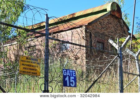 Abandonado el almacén de la mina