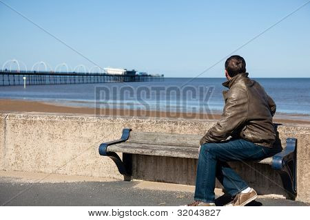 Senior Man Looking Out Over Beach en Southport