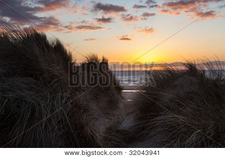 Sunset Over Formby spiaggia attraverso dune