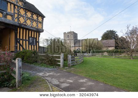 Stokesay Castle nello Shropshire in giornata nuvolosa