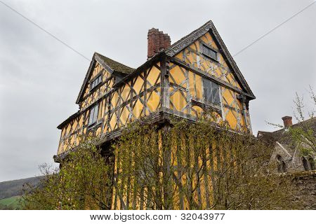 Stokesay Castle nello Shropshire in giornata nuvolosa