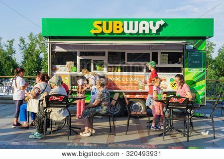 Tyumen, Russia-avg 20, 2019: Fast Food Restaurant Subway In The Summer Mobile Embankment Of The Rive