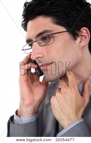 Closeup obrýlený obchodník po telefonu