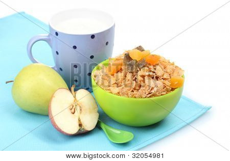leckere Cornflakes in grüner Schale, Äpfel und Glas Milch, isoliert auf weiss