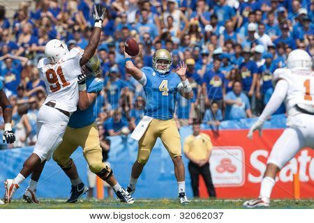 PASADENA, CA. - Eylül 17: UCLA Bruins QB Kevin Prens #4 NCAA Football oyunu betwe sırasında eylem