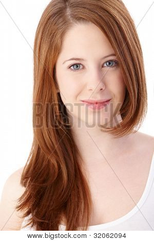 Portrét Sladkokyselý dospívající dívka s úsměvem a dlouhými vlasy.