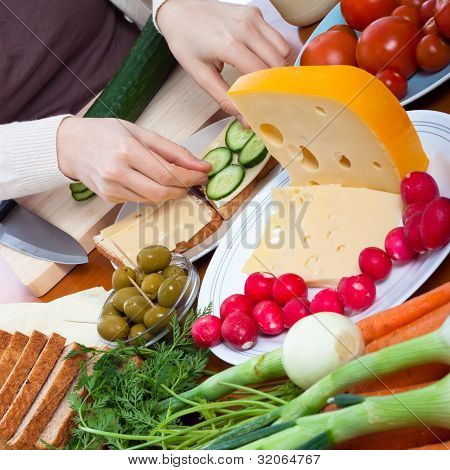 Vejetaryen sandviç hazırlık