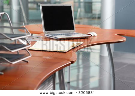Modern ofis dizüstü