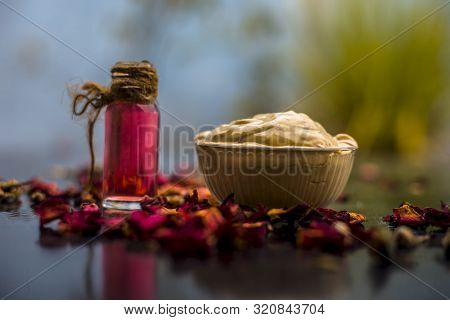 Ubtan/face Mask/face Pack Of Multani Mitti Or Fuller's Earth On Wooden Surface In A Glass Bowl Consi