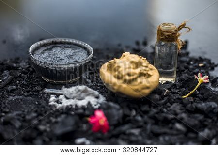 Activated Charcoal Face Mask Consisting Of Bentonite Clay Or Fuller's Earth Or Multani Mitti Or Mulp