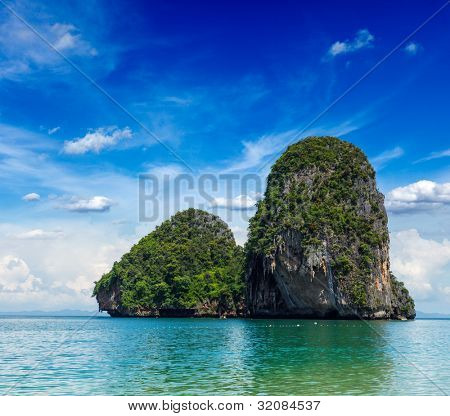 Piedra caliza en el mar de Andamán. Krabi, Tailandia