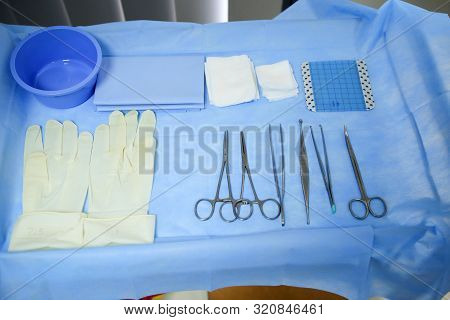 Details With Surgical Stainless Steel Grasping Instruments (artery And Tissue Forceps, Spatula, Hemo