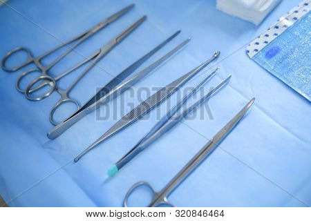 Details With Surgical Stainless Steel Grasping Instruments (artery And Tissue Forceps, Spatula, Hemo