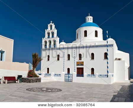 schÃ¶ne weiÃŸe Kirche in santorini