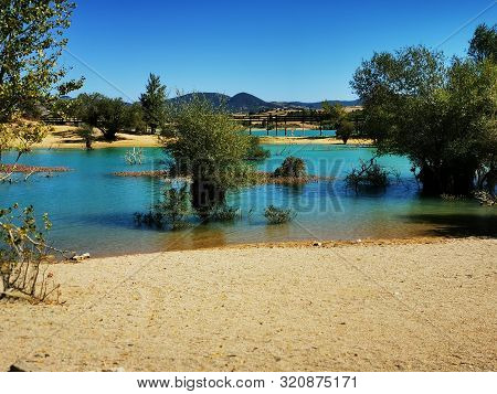 Zona Norte Del Lago Alloz, Lugar Turístico Ubicado En Navarra. España.