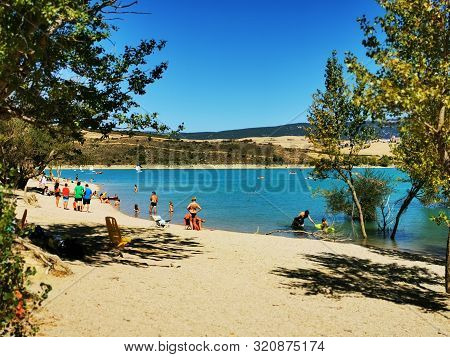 Lugar Turístico Ubicado En La Provincia De Navarra. Lago Alloz