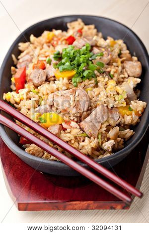 Cucina giapponese - riso fritto con verdure e carne